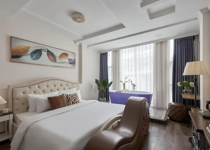 Quy Hung Hotel And Spa Central