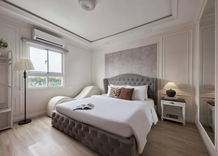 Quy Hung Hotel And Spa Central